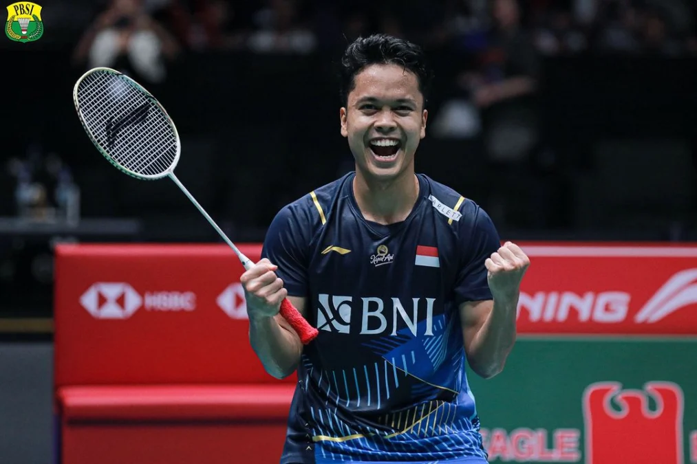 Anthony Sinisuka Ginting, pemain tunggal putra, berhasil mempertahankan gelarnya setelah mengalahkan Anders Antonsen dalam pertandingan final di Singapura pada hari Minggu 11 Juni 2023.