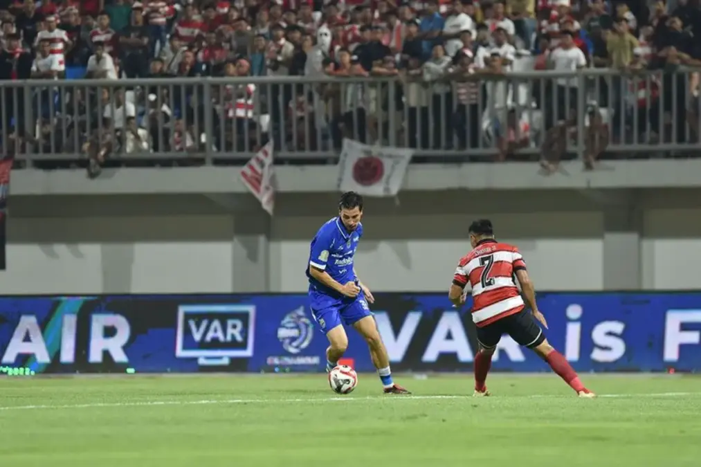 Thom Haye Pecah Telur, Persib Mengamuk di Pamekasan: Menang 4-1 Dorong Maung Bandung ke Papan Atas Thom Haye